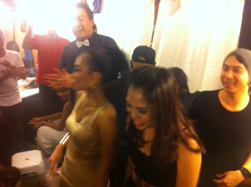 DFBAND180's tweet photo. Congratz to Mita and Dea for the best talent apreciation from @ColosseumJKT http://t.co/rsaN3GQokf