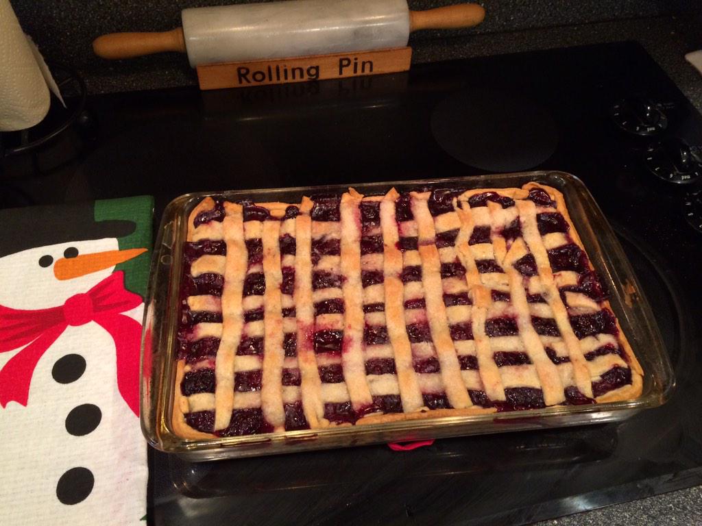 kaheiman1's tweet photo. Fresh from the oven blackberry cobbler! #notcompletelyuselessinthekitchen #christmascheer http://t.co/lmckCVbeWo