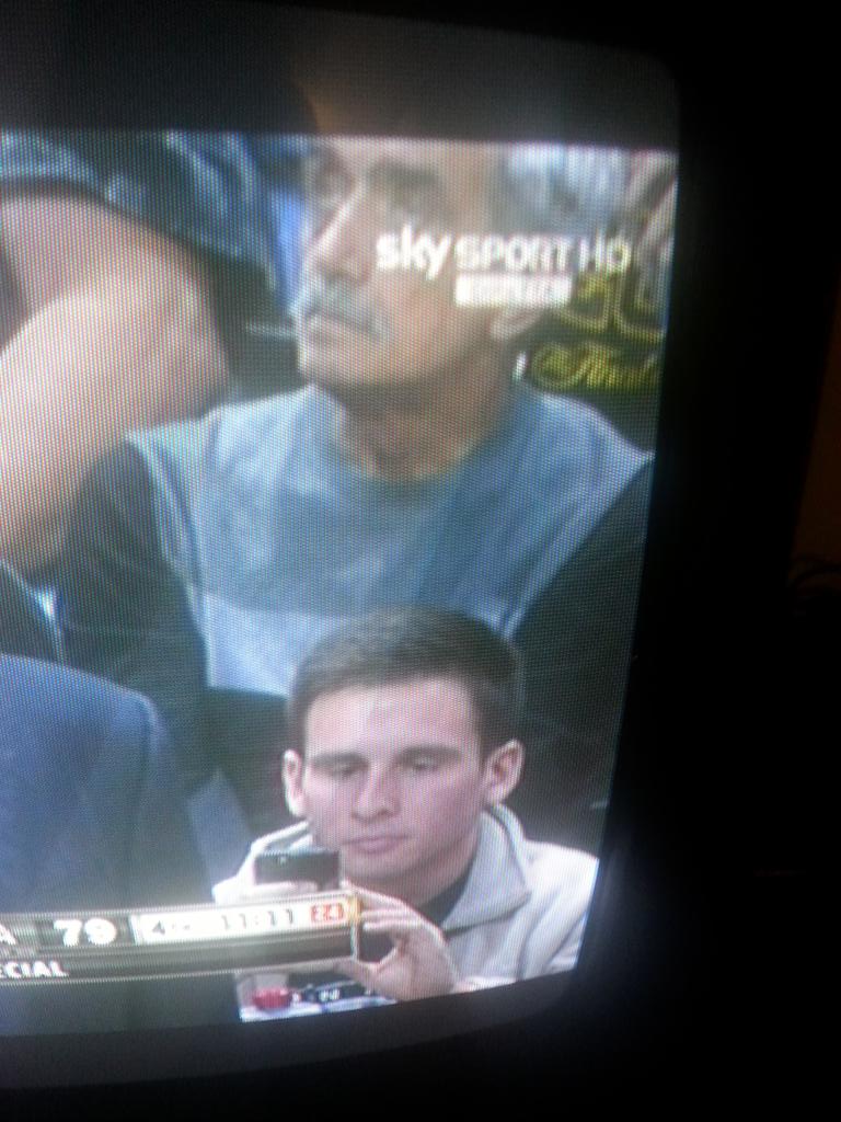 dreamingsansiro's tweet photo. #SkyNba #NbaTipo  Messi all'At&amp;t Center http://t.co/Nw5yd6ATzR