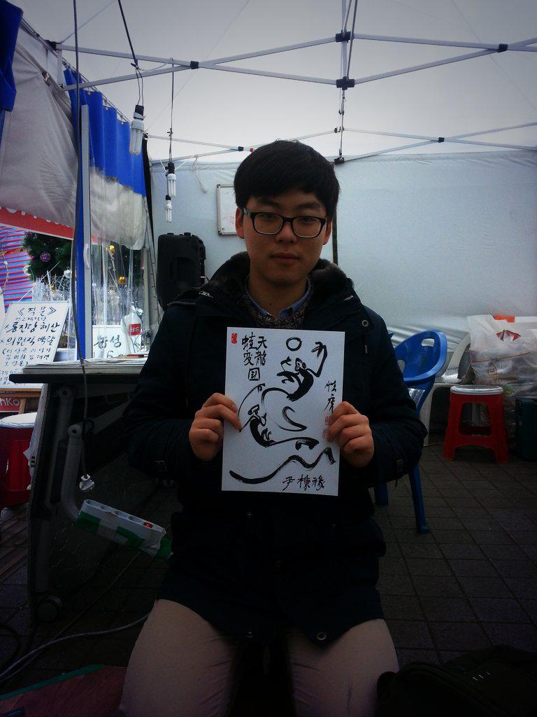 《미남》
농성장에 서명하러 오는 학생들은 한결같이 미남 미녀들이다
나라를 사랑하니까 예뻐지는 가 보다
노래도 있다 
가수 남진의 노래다 
"사랑을 하면은 예뻐져요"
열심히 공부하여 훌륭한 사람되라고 격려했다