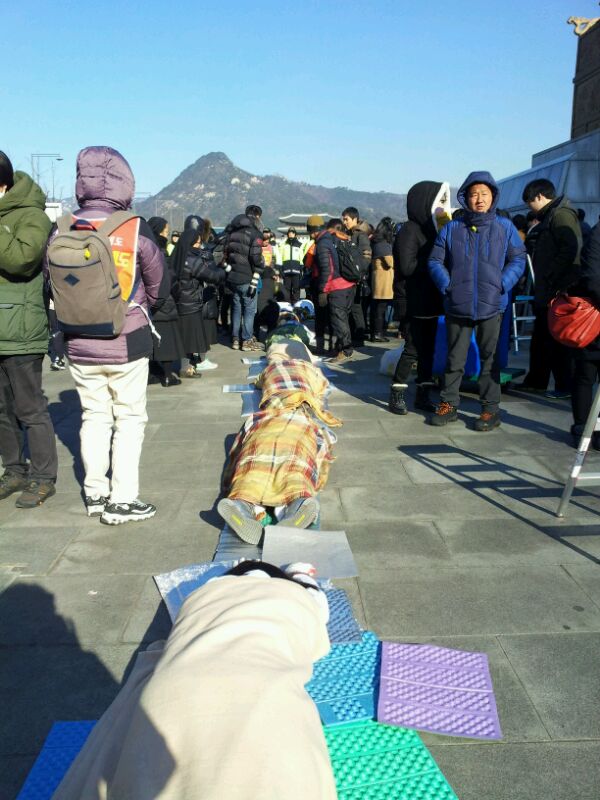 기륭전자 오체투지 행진단 
집회 신고를 하고 행진을 하는 것도
견찰이 불법행진이라고 막자 언땅바닥에 1시간 이상 누워있자 시민들이 담요를 갖다가 덮어 주셨네요 
청와대 뭣이관데 바뀐애는 퇴진하리!