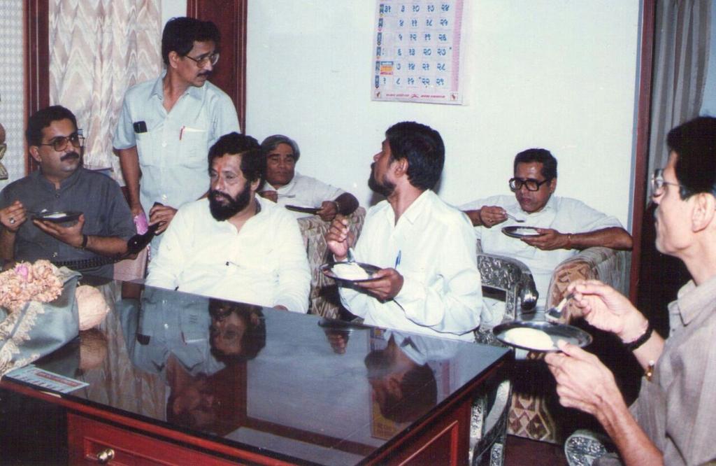 misecretary's tweet image. Sweet Memory : MI Patel and group leaders of BMC visited Thane Mahanagarpalika. Shri Anand Dighe Shiv sena leader