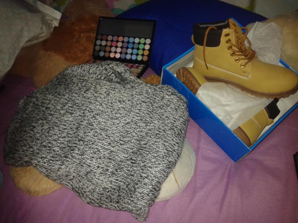 MariPiliMG's tweet photo. Los regalitos de mi amor 😍 como me cuida ^^. Tequiero tanto rey ❤ Mil gracias corazón mio. http://t.co/Z0wZfBnvS0