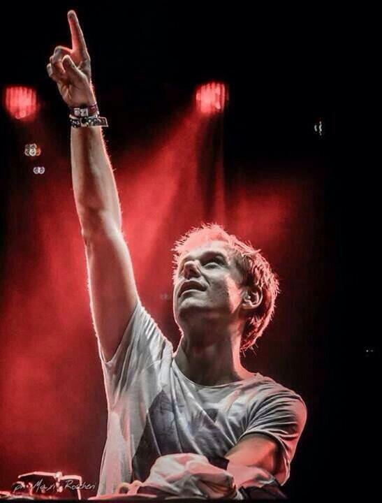 En español: Dios.
En inglés: God.
En holandés: Armin van Buuren.

Happy Birthday!    