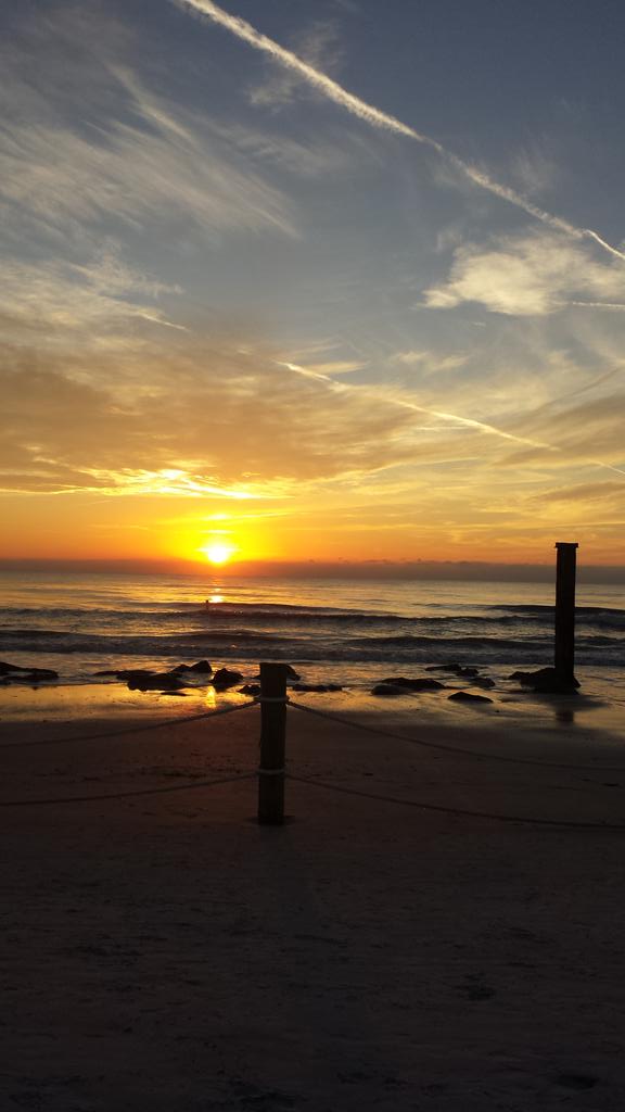 BeachAfterDark's tweet image. A Christmas sunset!  Across from The Friendly Tavern