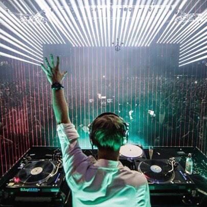 aletecno's tweet photo. Que bueno el YEARMIX 2014 de @arminvanbuuren, increíble para arrancar la mañana #ASOT695 http://t.co/yPa7GZK8H6 http://t.co/VfcXnhWuYg