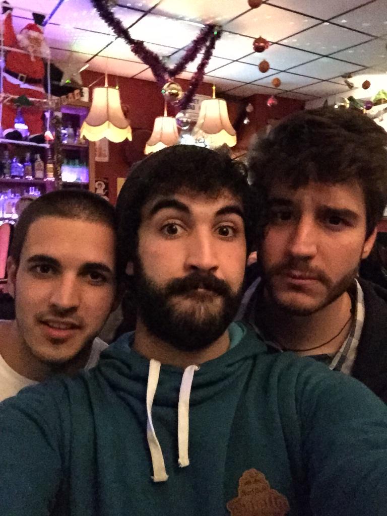 Srcheeto's tweet photo. Con los colegas de siempre :D @manu_fm13 @frartacho 😱 http://t.co/1eHWi9kNq0