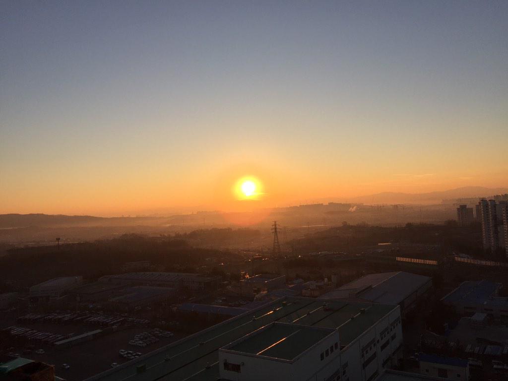 그래 이 녀석, 이런 모습 참이다. 명색이 태양이면 이정도 땟깔이 어울리지 않겠냐. 씨앤앰농성장 아래 얼음깨고 기륭누님 오체투지 길위 물웅덩이 폭격해라. 구미 차광호 이마와 코오롱 최일배 가슴에 니품 보여줘