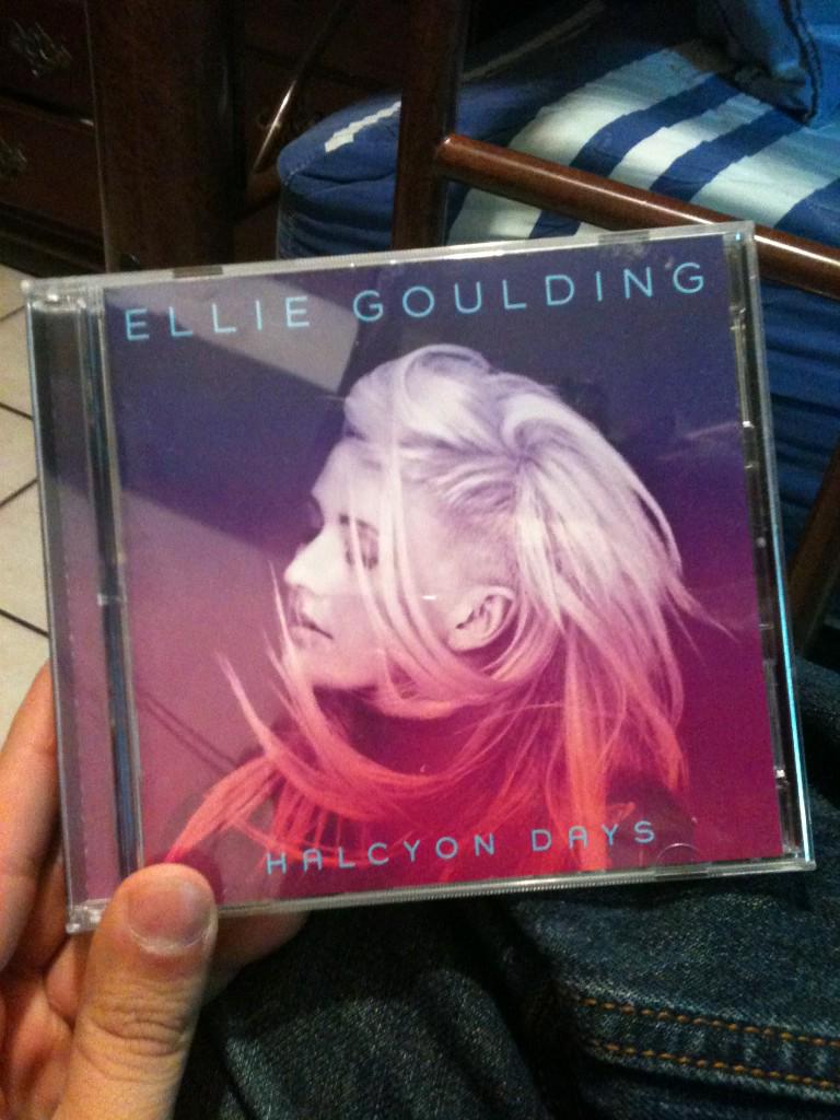 Mi auto regalo de Navidad aparare del libro. #Halcycondays excelente disco. Ellie Goulding. Excelentes canciones.