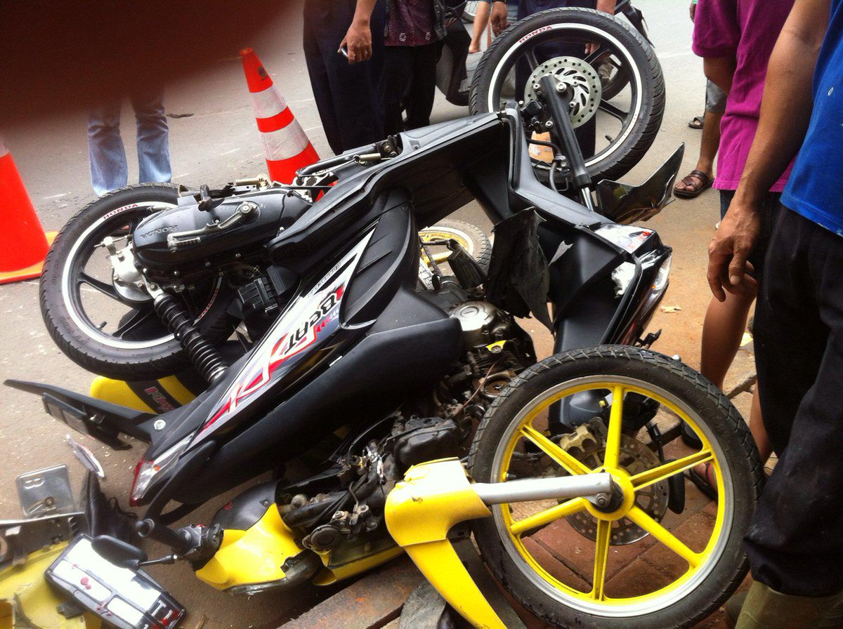 Gunakan jalur sesuai ketentuan, jangan melawan arus krn rawan kecelakaan. Kesadaran kita keselamatan semua.