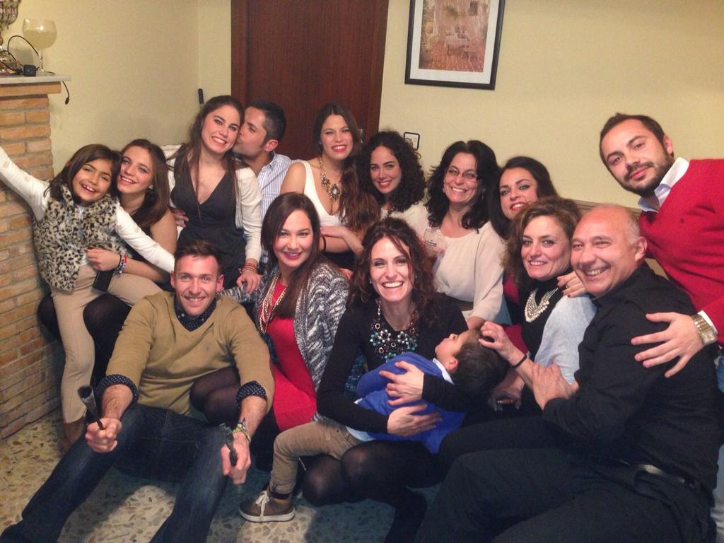 mariaprii's tweet photo. En familia todo es mejor 😍😍👏👏🎄🎄🎅🎅🎉🎉🎉🎉 http://t.co/vRPOQnERpd