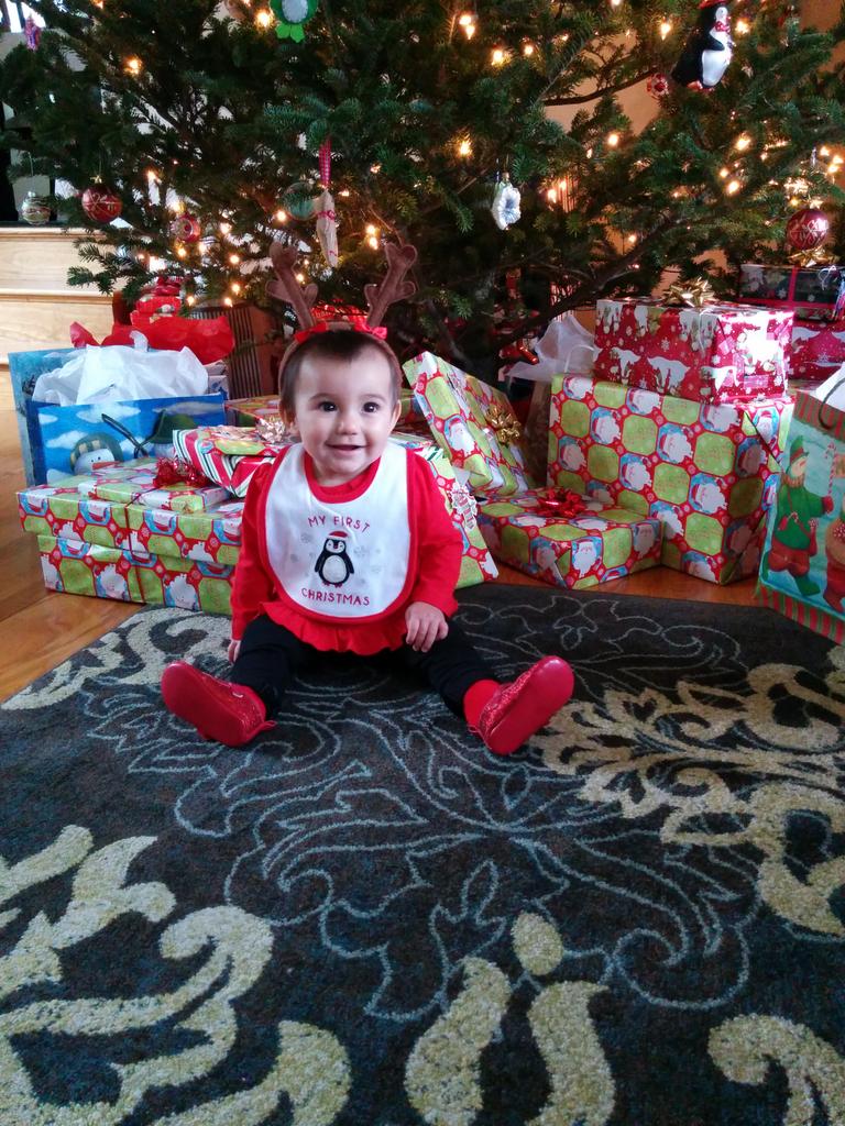 brad1024's tweet photo. Vivi says congrats to Uncle @Jmar1323 ! We are so excited and Marry Christmas!!!! http://t.co/iswUykwsqk