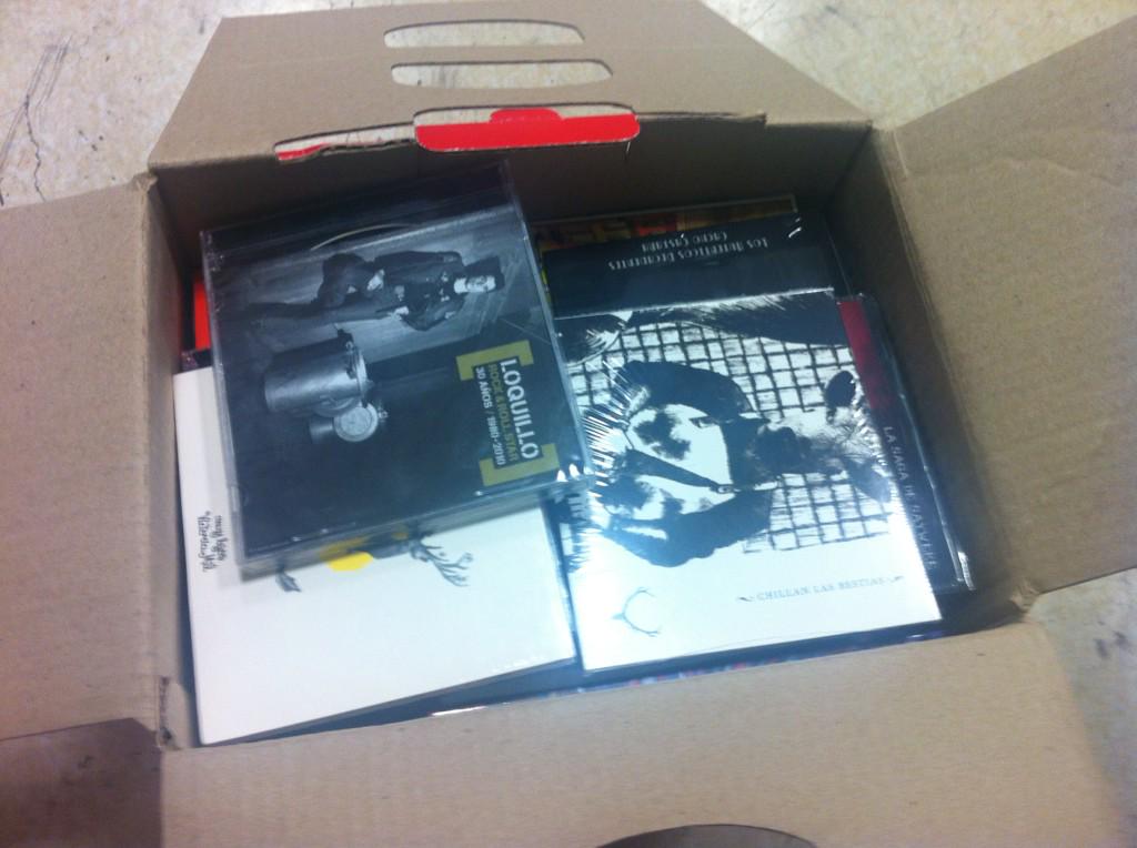 diegomancusi's tweet photo. Acá está la caja navideña llena de discos que estamos regalando en @nunca937. Participá de la consigna (?) y ganá. http://t.co/fzq9RA2CHZ