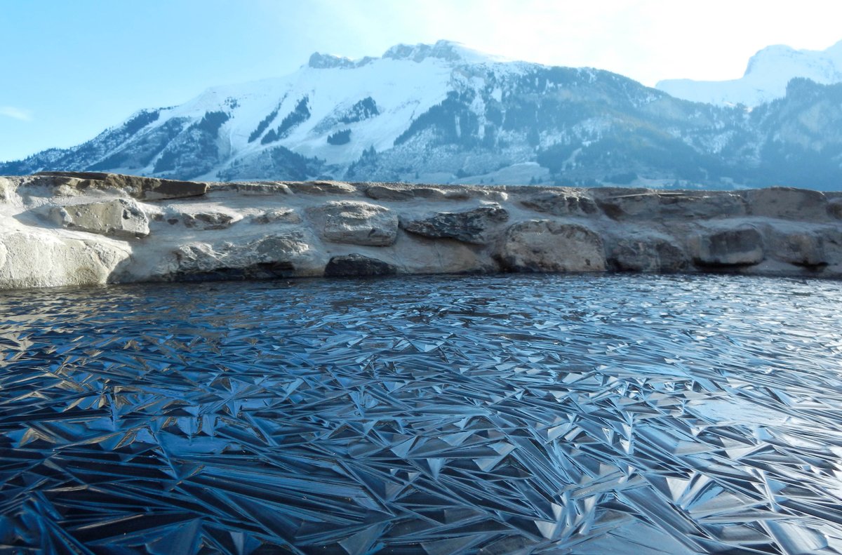 Wow, this frozen pond is... wow.... thanks, /r/WoahDude. buff.ly/13ZzJbM