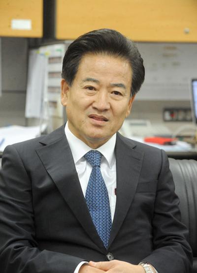 [여의도리포트] 정동영 ‘신당 참여’ 검토…지지자들과 거취 결정:김영란법 또 미뤄…국회, 말로만 공직자 비리 척결 news.kukmin.tv/news/articleVi…