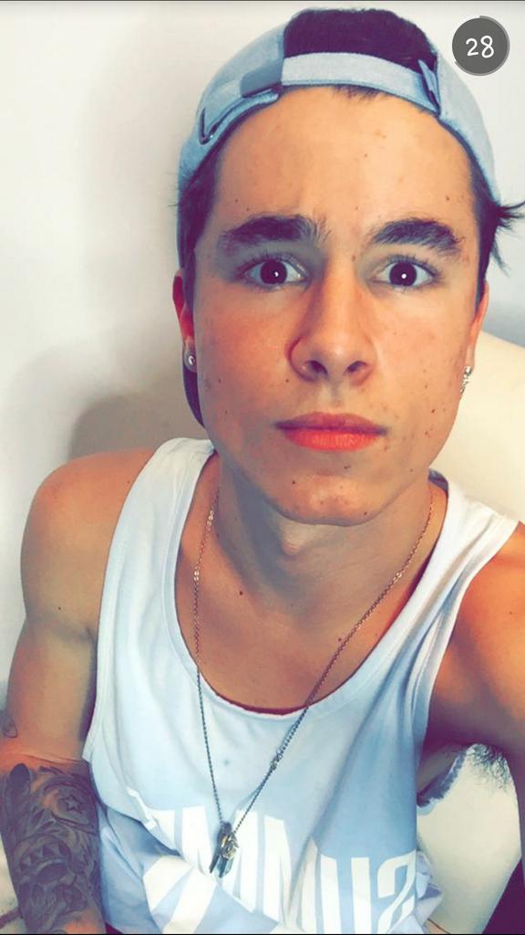 bitsyhoward's tweet photo. #followmekian !!! @KianLawley  booshka !!! I love ya !! Plz follow me , it would make my day ✌😘😍 http://t.co/3cQZ8IO1GN