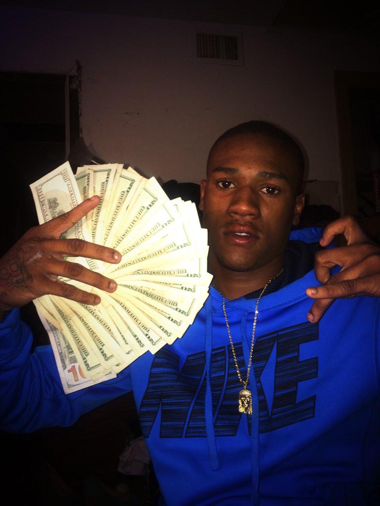 PaperChasinTee's tweet photo. I promise im not hurting http://t.co/a9oc6YPLHP