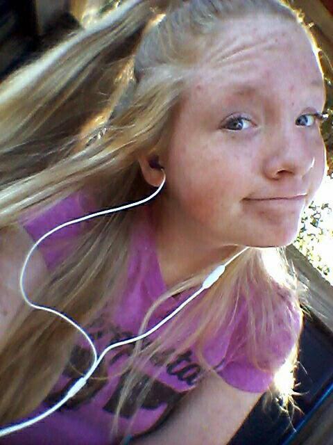 meghan5SOS_'s tweet photo. Some selfiieesss 👍✌✋ http://t.co/63fIguy9fw