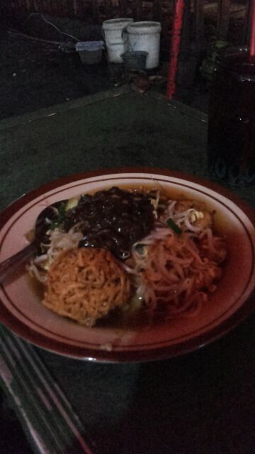 JajanPerut's tweet photo. Lontong Balap: toge, tahu, lento yg bs dinikmati malam hari di pelataran Kantor Pos Jl Fatmawati #KulinerSurabaya http://t.co/JiXdD8s1Lh