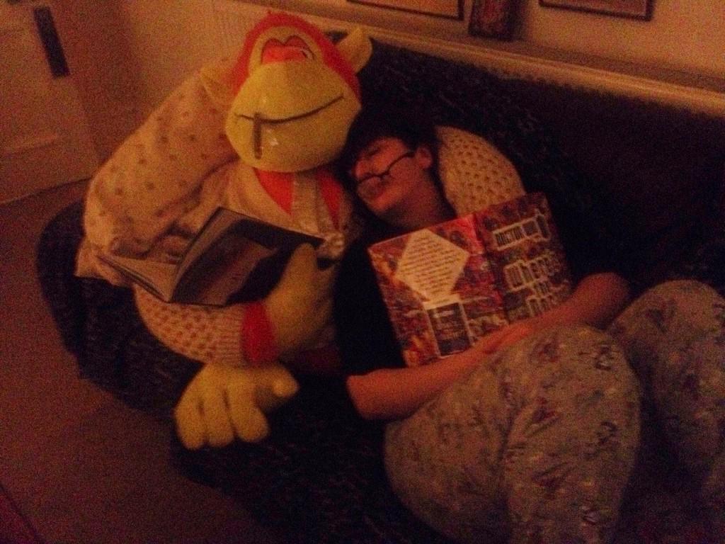 GeoffOrange's tweet image. Merry Christmas everyone. Hope you all got bananas instead of stupid tangerines in your stockings. 🎄🎉🌟🎅🍌🍊🔫⛄️🌙