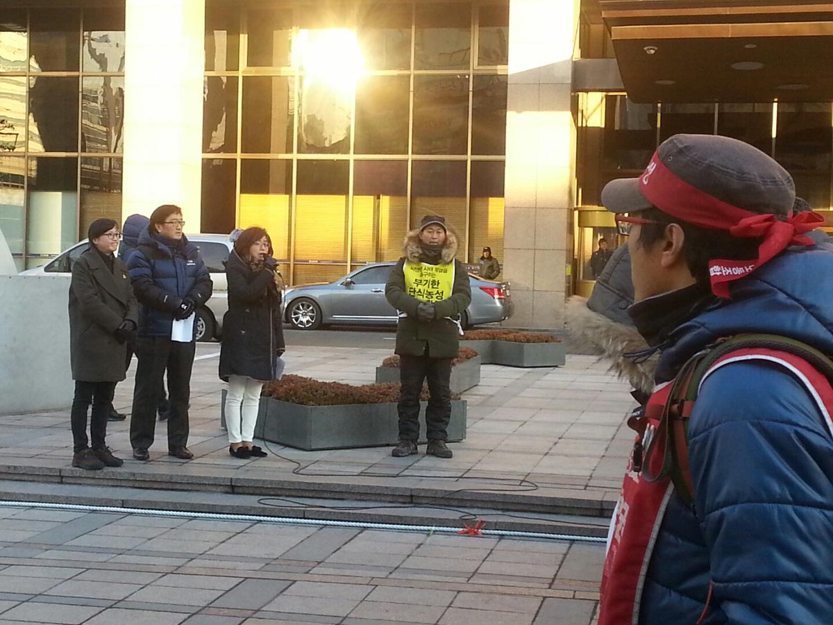 [의원실]씨앤앰 투쟁 200일 기자회견. 을지로위원회 우원식 위원장께서 씨앤앰 해고노동자 문제 해결을 위한 농성을 시작합니다. 칼바람 부는 고공농성장앞에서 은수미 의원도 힘 닿는 한 함께 하겠다고 약속했습니다.