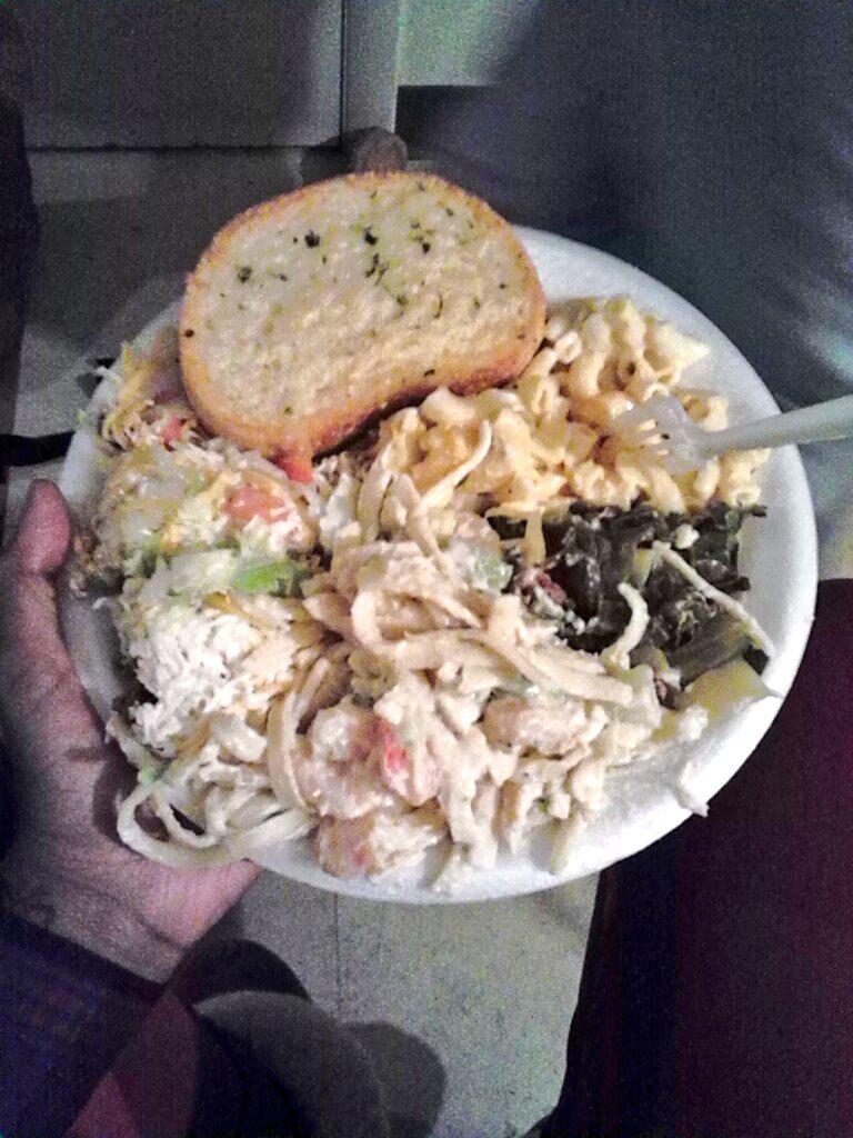 iLoveYouTUGG's tweet photo. chicken and shrimp Alfredo , greens macaroni & cheese taco salad & garlic bread . #platenumberONE http://t.co/UKNmKGFLFo