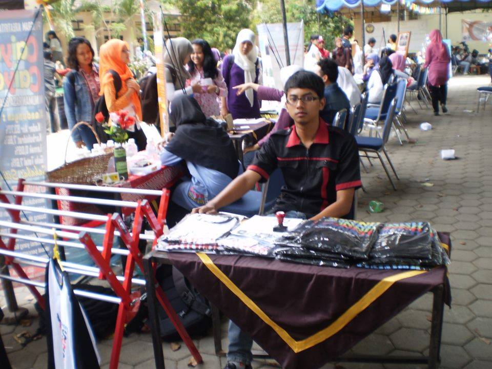 KaosOnes's tweet photo. ini dia saat owner @akangriky LAUNCHING kaos O'NeS di MIPA EXHIBITION 2012 #dodolan http://t.co/9V07GKfz8s