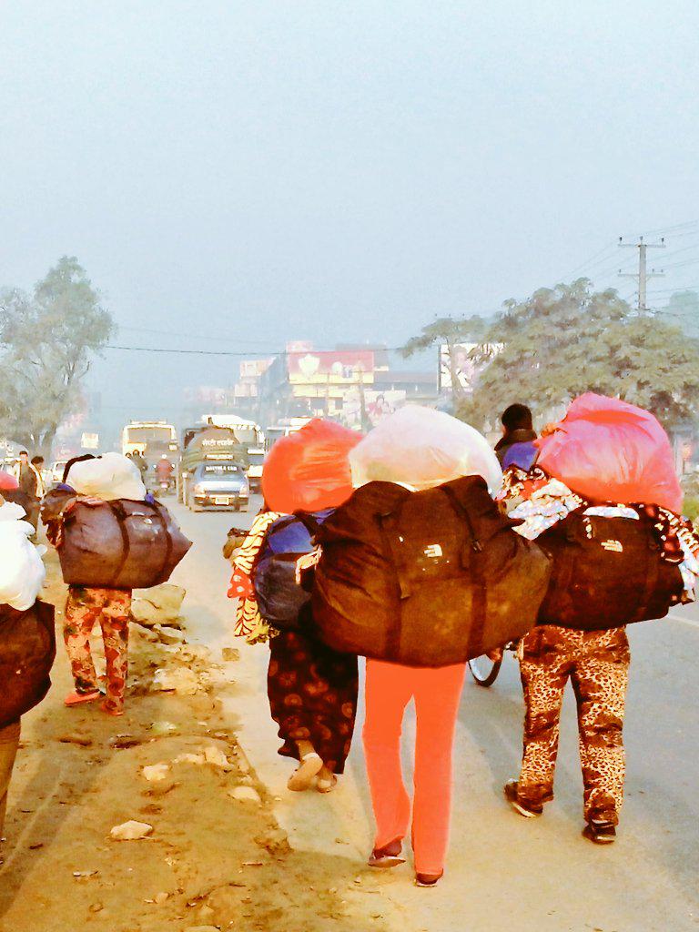 BeingPrateek1's tweet image. माथी तिर सांच्चिकै जाडो लागेच,
आज खेल बाट फर्कने क्रममा यो दृश्य बाटै भरी देखियो !
#TemporaryMigration #Nepal
