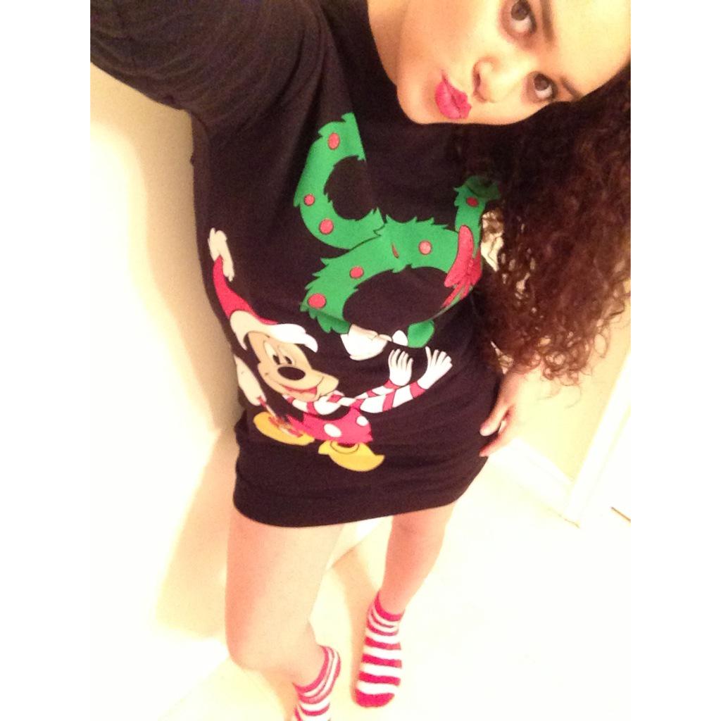 madisonpettis's tweet photo. Mickey Mouse sweater &amp; candy cane fuzzy socks 🙈❤💚🎅🎄 http://t.co/XJjslhQjlZ