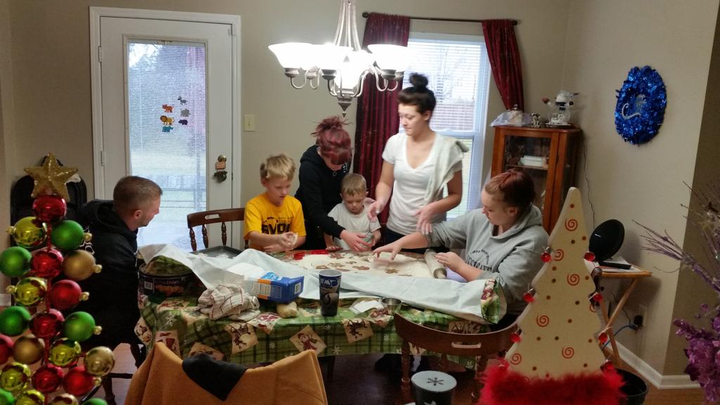 CompNetNMore's tweet image. Baking with my family on Christmas Eve