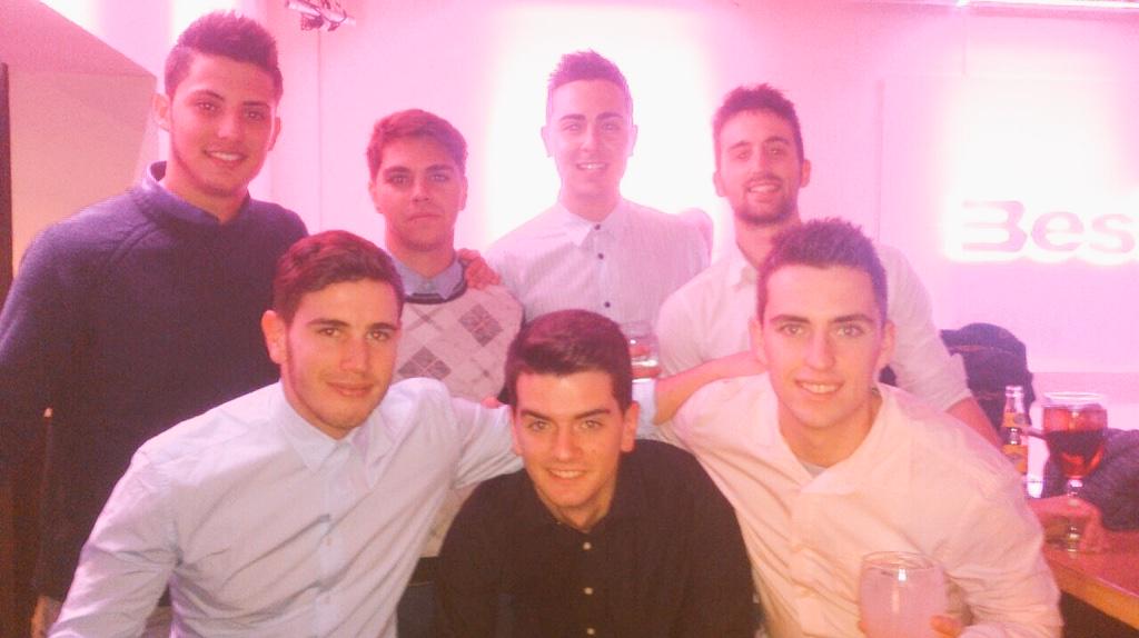 ManuConde10's tweet photo. "@Jose4Ruiz: ¡Noche de tafitos! Ya tocaba...✌️ http://t.co/BJfs9CrtaF"