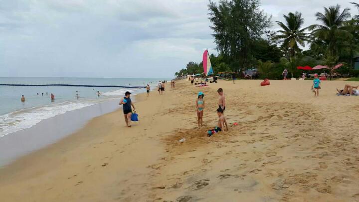 Kitti3Miti's tweet photo. หาดบางเนียงวันนี้ คลื่นลมสงบ นักท่องเที่ยว กลับมาหนาตา http://t.co/dBs058AqCX