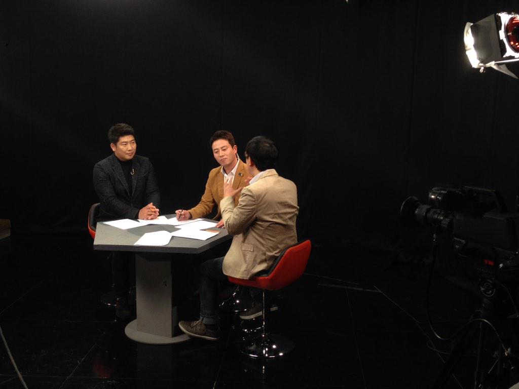 스튜디오에서는 스포츠투나잇의 
새코너 2회분 녹화중입니다.
정병문아나운서의 진행과
박재홍해설위원, 이석재PD가 출연합니다.