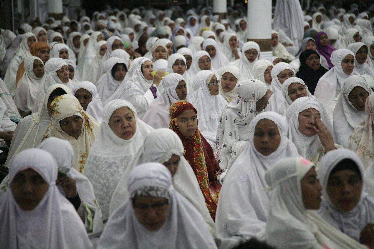 Thousands gathered in Aceh, #Indonesia to mark the 10th anniversary of the devastating #IndianOceanTsunami in 2004.