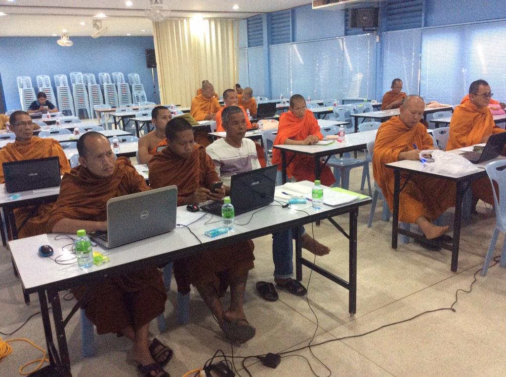 tri333's tweet photo. กำลังสอนพระสงฆ์ จ.ชัยนาท เรียนการใช้ twitter http://t.co/MA8N6pYBAF