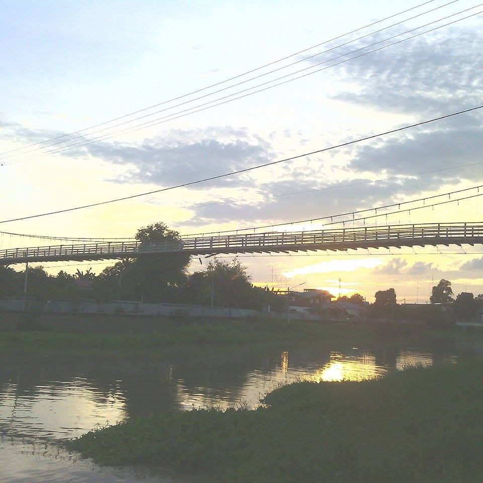 santinant87's tweet photo. @go2Thailand สะพานแขวน(ไม้)แห่งเดียวที่จังวัดชัยนาท ที่วัดวิหารทองบรรยายกาศสายน้ำอันหล่อเลี้ยงชาวชัยนาท FB santinant http://t.co/0aEZxKEGUM