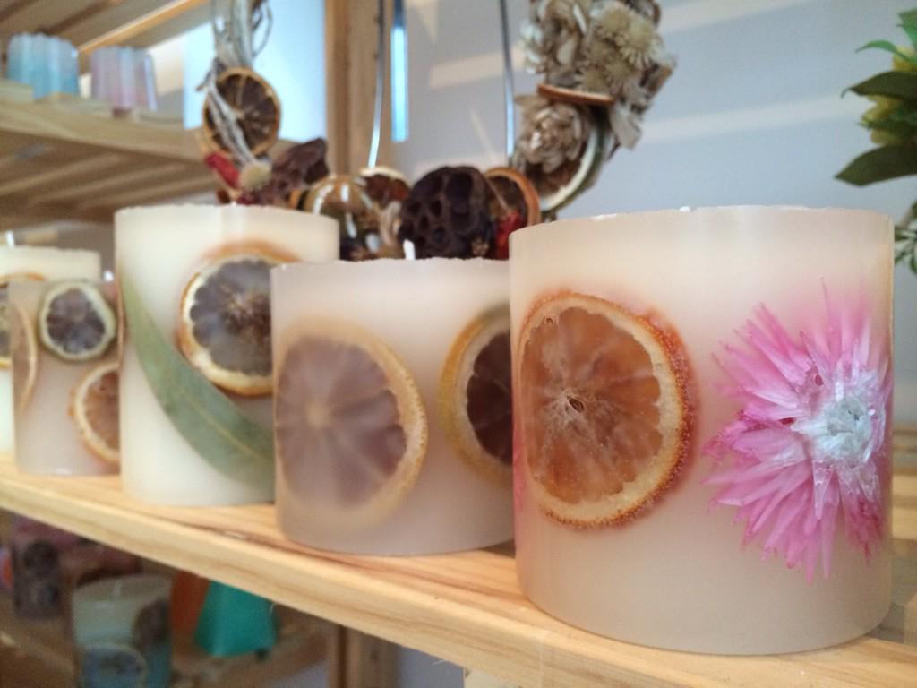 キャンドルアトリエ自由が丘店におじゃましました。キャンドル作りの体験から日本キャンドル協会認定アーティストの資格もとれます。お花やフルーツを入れるボタニカルキャンドル。とってもきれい^_^
candle-atelier.jp