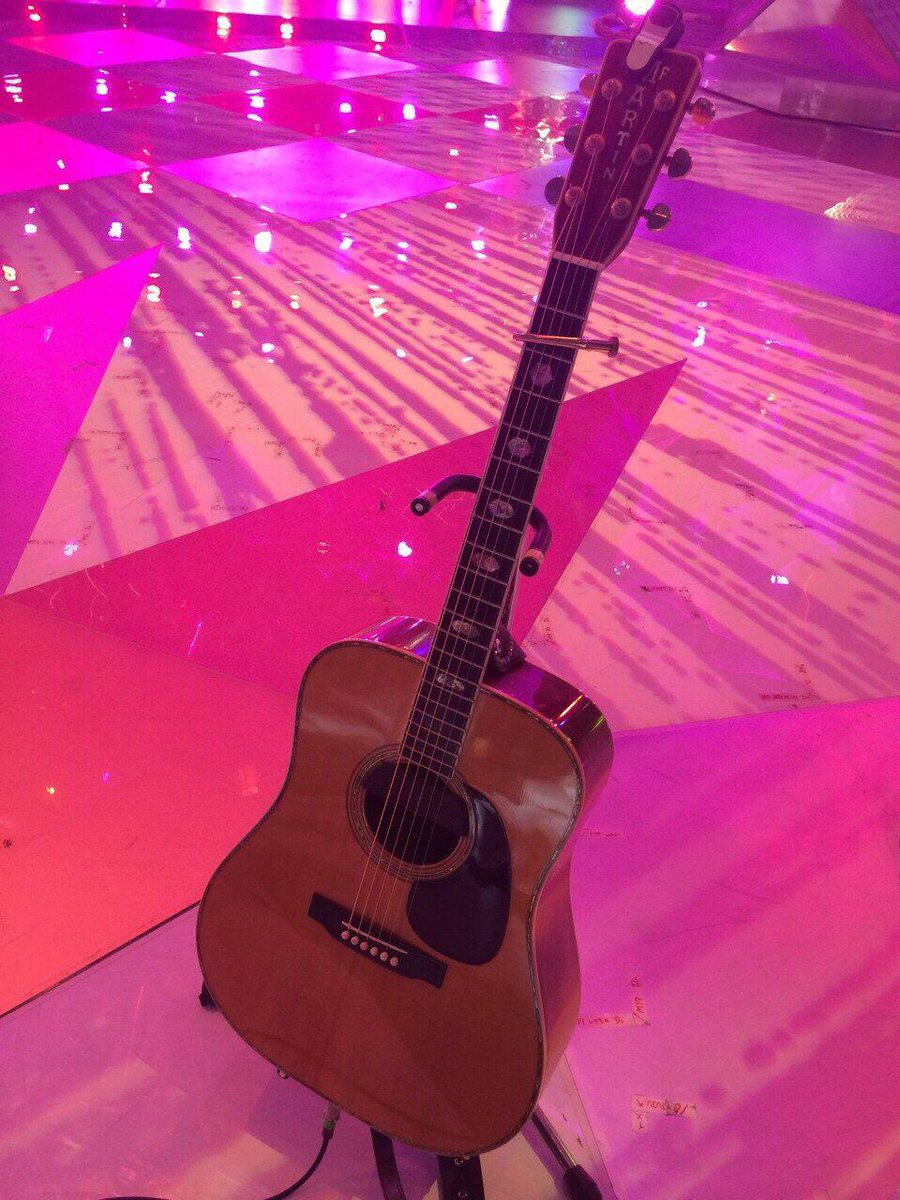 Music Station まもなくコブクロ 今年開催されたソチオリンピックの応援ソング 今 咲き誇る花たちよ をギター弾き語りで披露 写真は小渕さんのギター Mステ Http T Co Omaooxu6nh