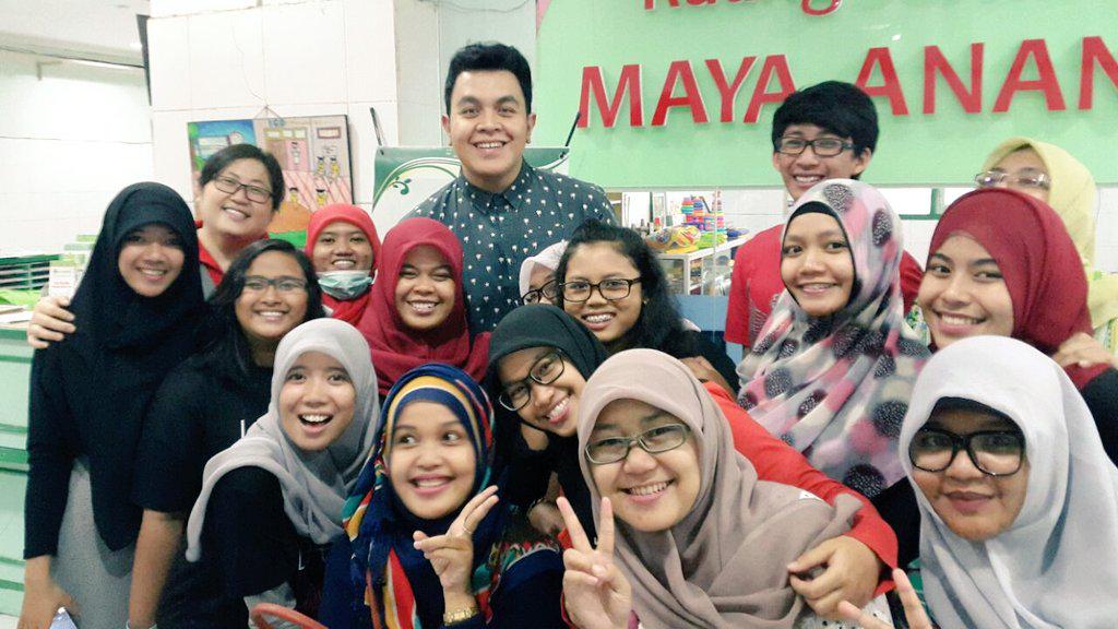 Kebersamaan kak <a href="/tulusm/">Tulus</a> bersama kakak2 vols didepan ruang bermain mayaananta :))