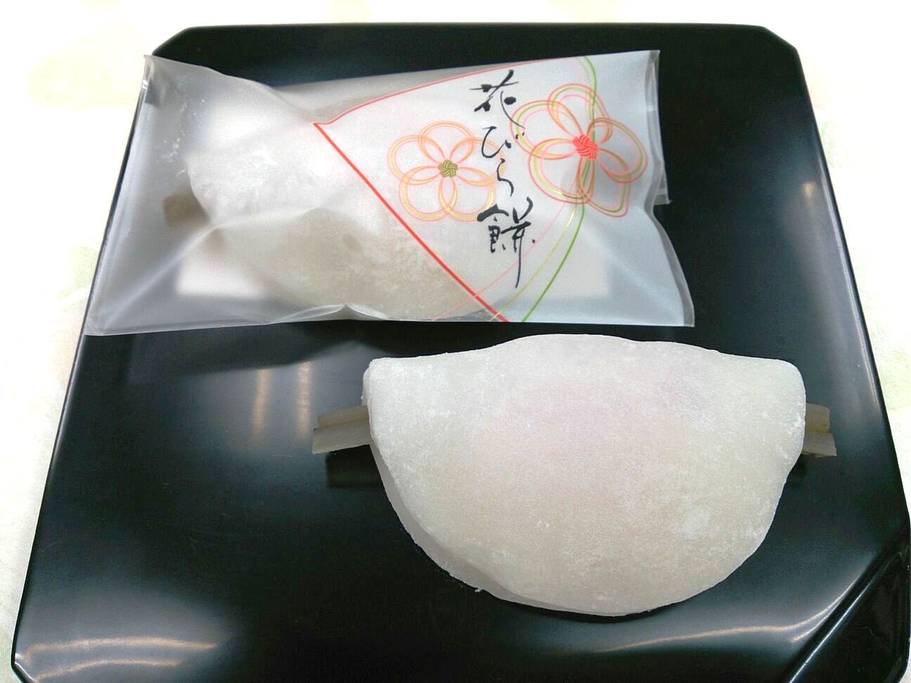 京菓子司 与楽 花びら餅 を作りました 花びら餅の由来 ごぼうと白味噌餡とピンク色の餅を 餅もしくは求肥で包んだ和菓子である 平安時代の新年行事 歯固めの儀式 を簡略化したもので 600年にわたり宮中のおせち料理の一つと考えられてきました