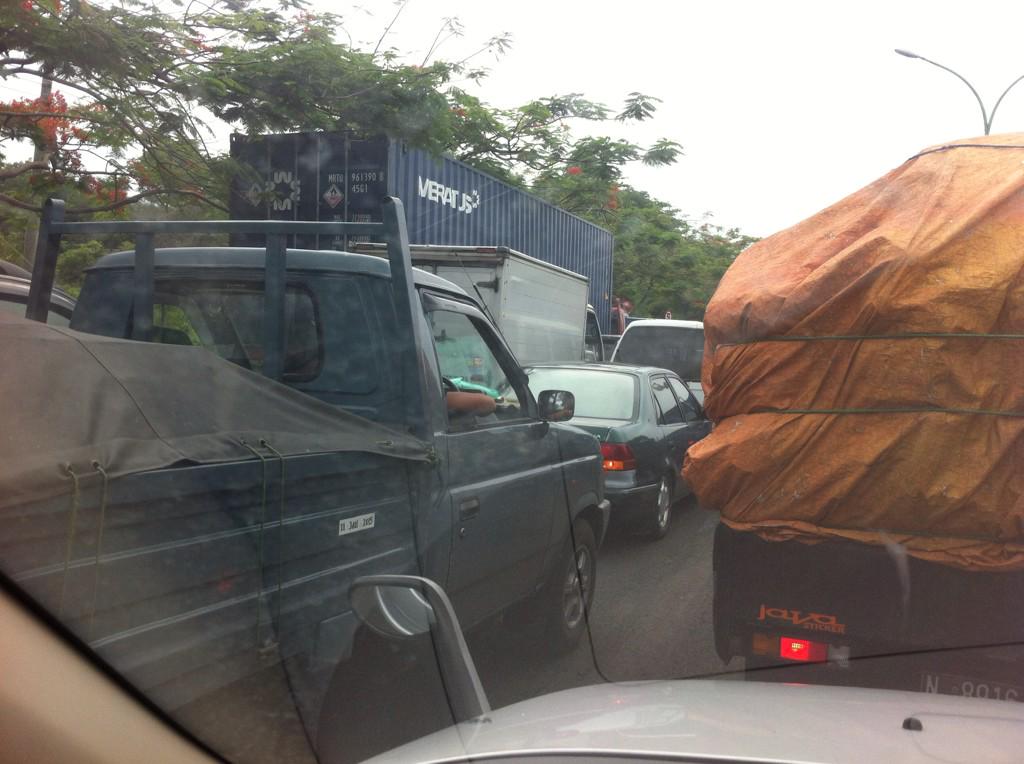 E24Fifta's tweet photo. @e100ss : depan rsud bangil macet.. 
Dan truk trailer ini sok imut bgt nyalip dr kiri.. http://t.co/YZMHuJtgrf