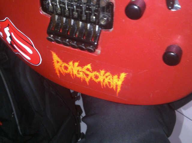 trimakasih sodara dibandung @BuceBarter stickernya ditempel digitarnya barter.. sukses buat barter!! ;)