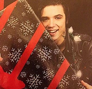 VERY HAPPY BIRTHDAY ANDY BIERSACK!!!!!! :3 <3  