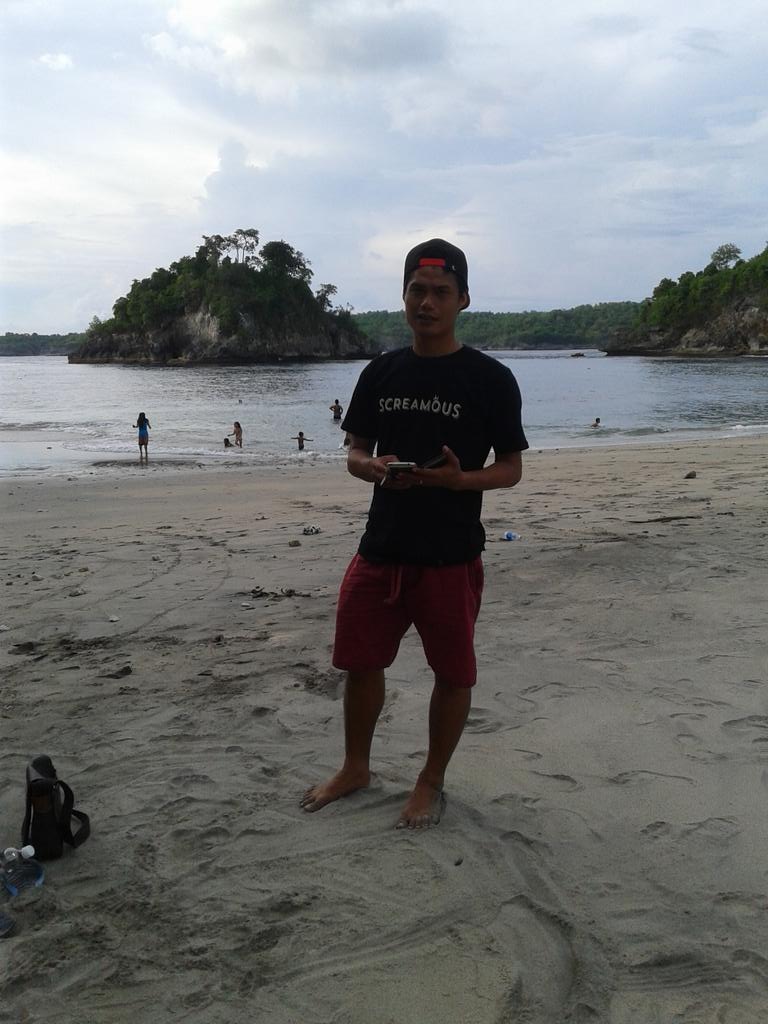 Tshirt <a href="/SCRMS_BALI/">SCREAMOUS BALI</a> at peed store nusa penida..check youkkk....