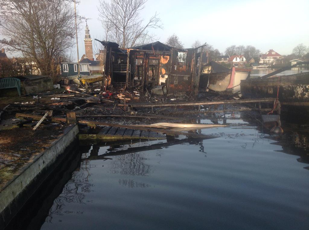 Triest aanblik, verbrande woonboot in Nieuwkoop