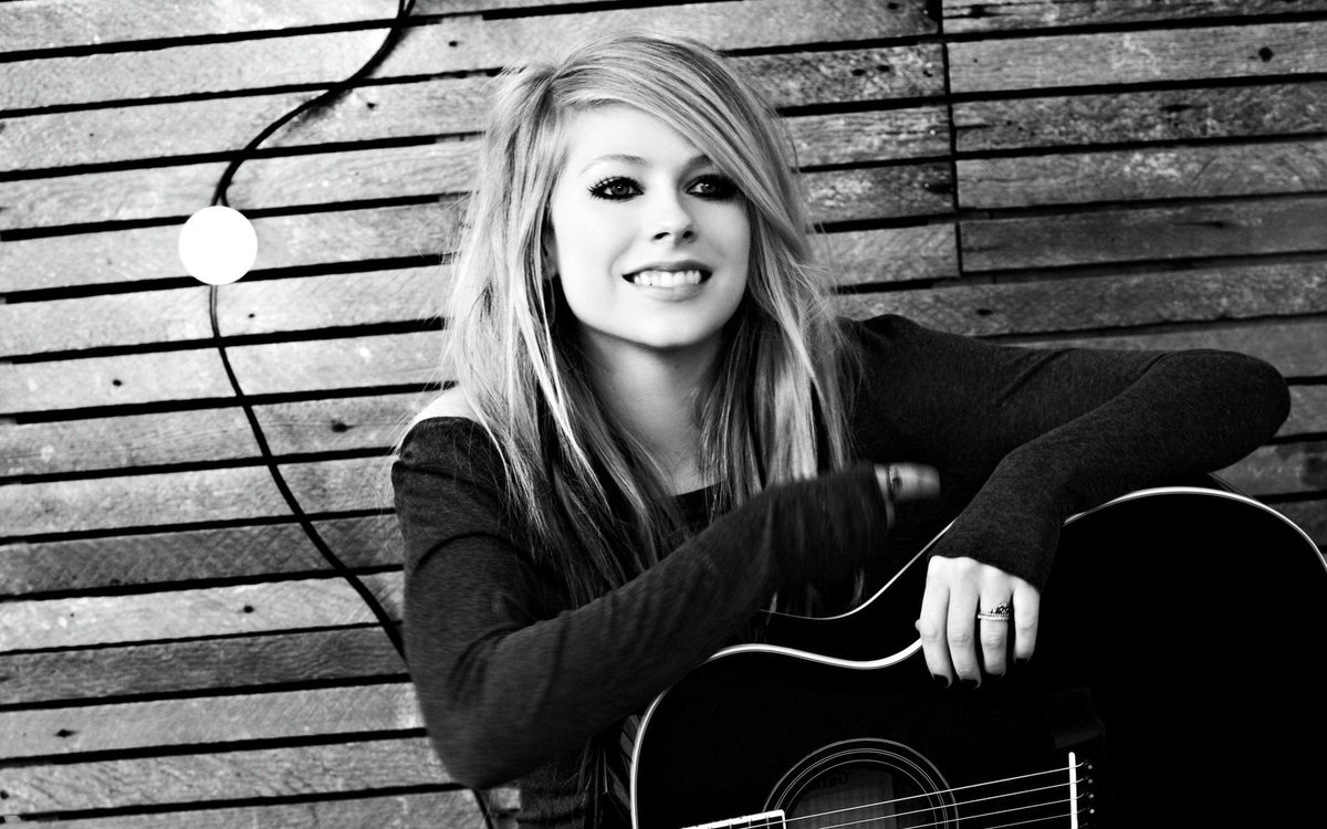 unisifmyk's tweet photo. Avril Lavigne Bantah Spekulasi Rehab Akibat Depresi http://t.co/E5xpw68hmC #MusicBuzz | Cc: @AvrilLavigneID http://t.co/H1YRsS3kQ2
