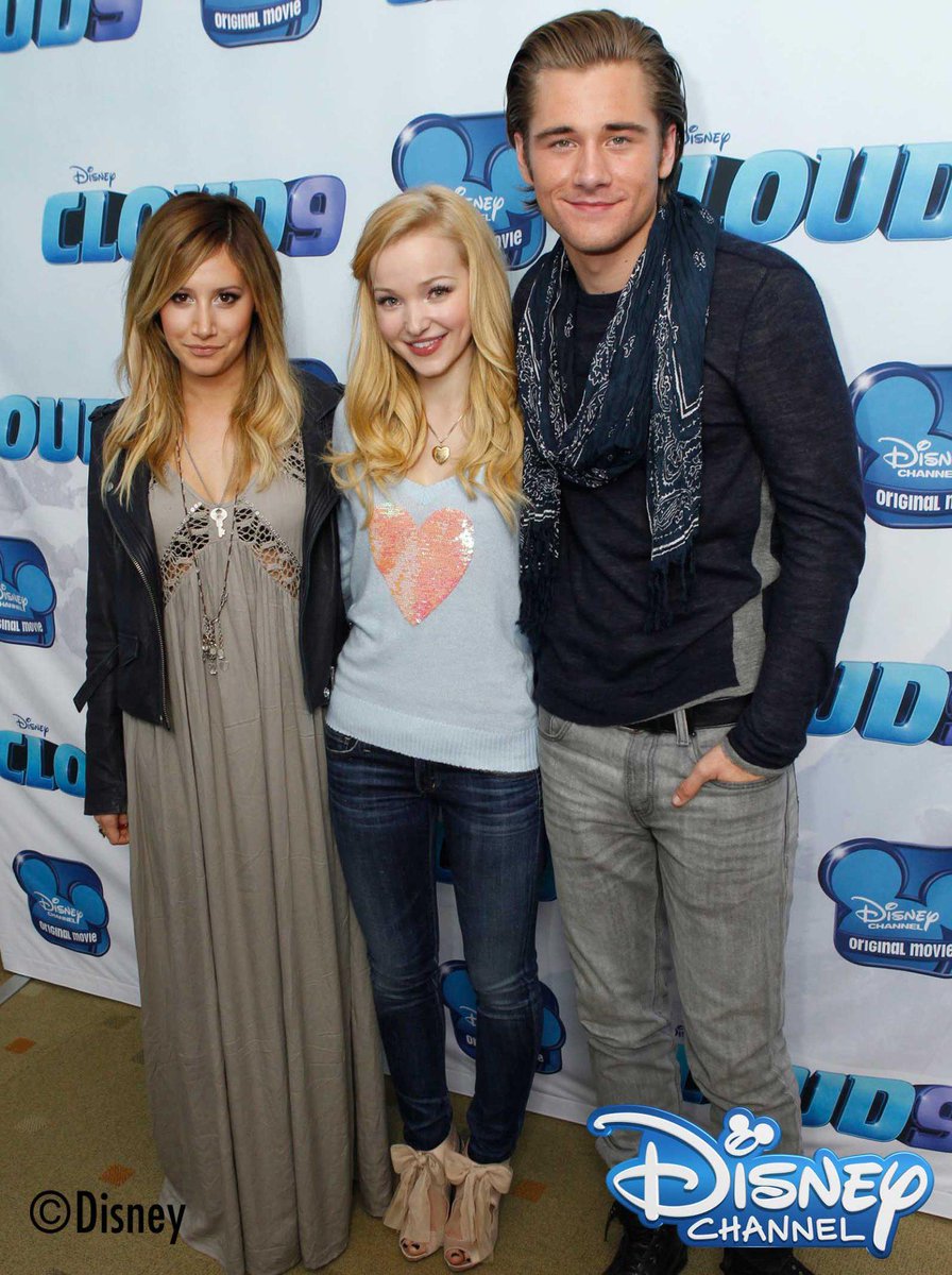 ディズニー チャンネル スターズ 公式 14年11月振り返り 11月はダヴ キャメロン主演のオリジナル ムービー クラウド9 を放送 アシュレイ ティスデイルがプロデューサーを務めたこの作品 かなりの名作 音楽もいいですよね Http T Co