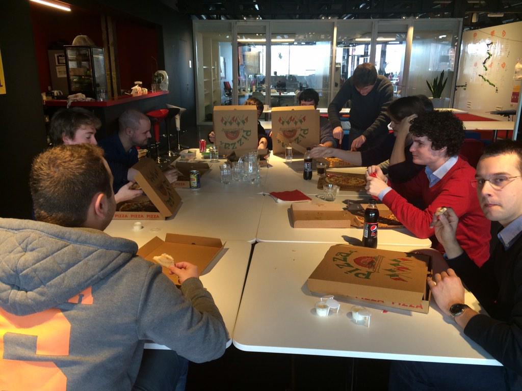 jansoone's tweet photo. Trakteren met pizza voor de #Wijs werkers tussen kerst en nieuw. #smakelijk #MerryChristmas http://t.co/7pnQc3yxpQ