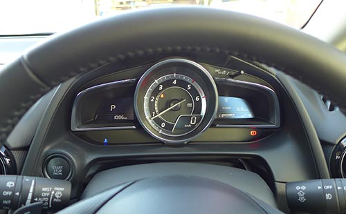 間違いいっぱいの自動車選び 新しいデミオのメーターパネル メーター ちょっとホンダcr Z に通じる部分があると思って実車を見れば インパネ全体のイメージも似てる部分があったり タコメーターがセンターにレイアウトされるモデルは貴重だね Http T