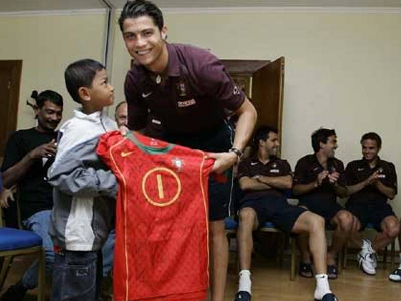VIVAcoid's tweet photo. RT @VIVAbola: Kabar Anak Angkat CR7 yang Tersapu Tsunami Itu Kini http://t.co/tQ65FyxzJ4 http://t.co/9Zylr1CbSB